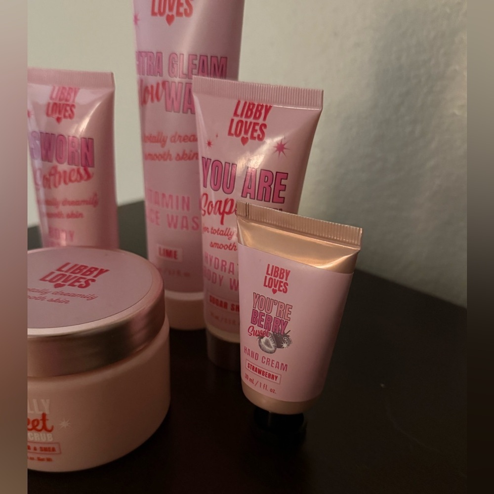 Libby Loves Luxury Bath & Body Skincare Set | 7-Piece Self-Care Gift Bundle NWT - Picture 3 of 4